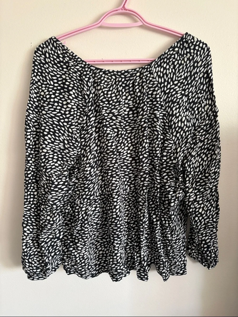 Old Navy Black and White Abstract Dot V-Neck Blouse - Picture 5 of 5